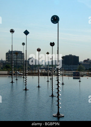 Le Bassin de Takis (Brunnen-Pool des griechischen Bildhauers Vassilakis Takis). La Défense (große Geschäft Bezirk von Paris). Frankreich. Stockfoto