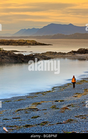 Frau am South Beach zu Fuß nach Sonnenuntergang, Pacific Rim National Park, Long Beach Unit Clayoquot Sound UNESCO Biosphäre Orchesterprobe Stockfoto