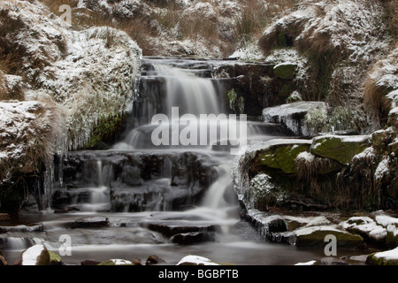 Kleiner Wasserfall in der Nähe von Snake Pass, A57, Derbyshire Stockfoto