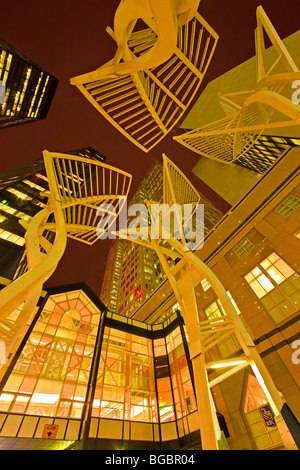 Der Stahl "Trees" Skulptur in der Nacht entlang Stephen Avenue Mall (alias Stephen Avenue Walk and Steven Avenue), 8th Avenue SW, Stadt Stockfoto