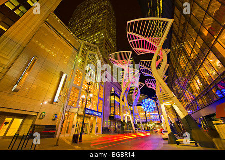 Der Stahl "Trees" Skulptur entlang Stephen Avenue Mall (alias Stephen Avenue Walk and Steven Avenue), 8th Avenue SW bei Nacht außerha Stockfoto