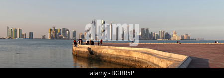 Ein Panorama Composite, die Menschen von einer Anlegestelle auf Doha Corniche, mit der Skyline von West Bay über Angeln. Stockfoto