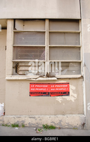 Kaputte Fenster und ein Plakat lesen "Power To The People" in Paris, Frankreich. Stockfoto
