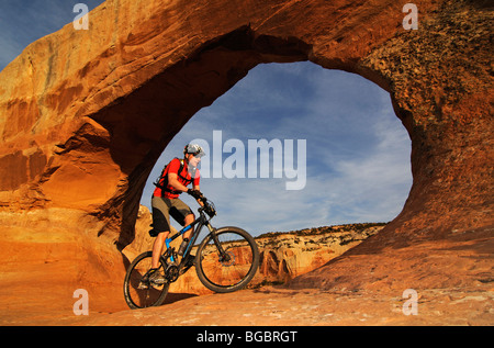 Mountainbiker, Wilson Arch, Moab, Utah, USA Stockfoto