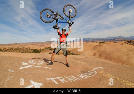 Mountainbiker auf Slickrock Trail, Moab, Utah, USA Stockfoto