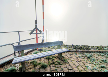 Gefrostet Bank am Zollenspieker Faehrhaus Fähre Bahnhof im Morgennebel in Kirchwerder, Hamburg, Deutschland, Europa Stockfoto