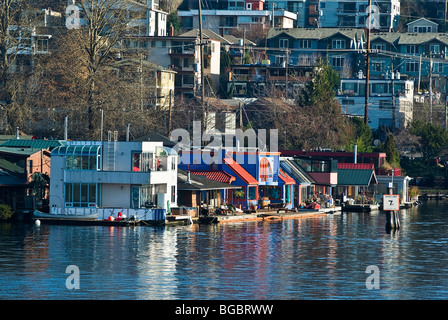 USA, Washington, Seattle. Hausboote fest vertäut am Ufer des Lake Union. Stockfoto
