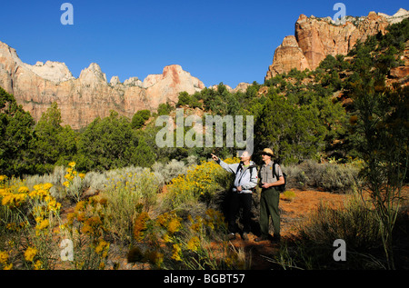 Wanderer und Ranger, Türme der Jungfrau, Zion Nationalpark, Utah, USA Stockfoto