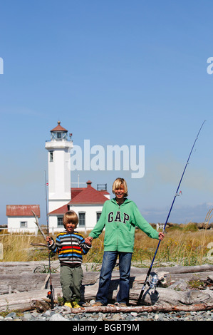 Kinder Angeln, Fort Worden State Park, Port Townsend, Washington State, USA Stockfoto