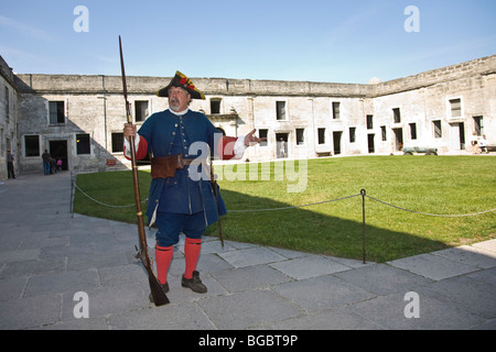 Periode Schauspieler gibt Besichtigung der Festung Stockfoto