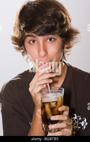 Teenager trinken Limonade aus einem Glas mit einem Strohhalm, Studio, Portrait Stockfoto