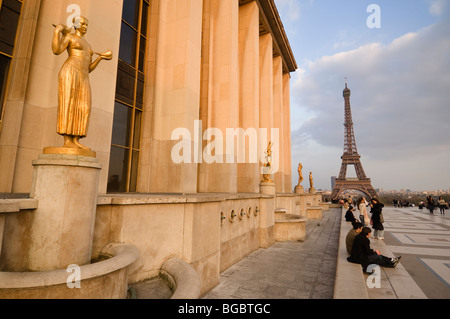 Der Eiffel-Turm aus gesehen, über die Seine vom Palais de Chaillot. Stockfoto