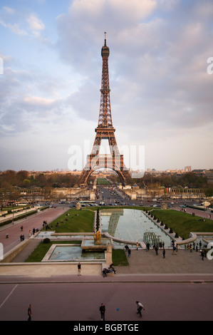 Der Eiffel-Turm aus gesehen, über die Seine vom Palais de Chaillot. Stockfoto