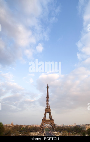 Der Eiffel-Turm aus gesehen, über die Seine vom Palais de Chaillot. Stockfoto