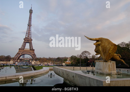 Der Eiffel-Turm aus gesehen, über die Seine vom Palais de Chaillot. Stockfoto