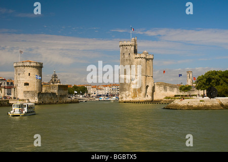 Alten Hafeneinfahrt mit De La Chaine Turm links und Saint Nicolas Turm rechts, La Rochelle, Charente-Maritime, Frankreich Stockfoto