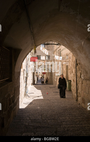 Franziskanermönch zu Fuß in ein Verbündeter in der Christian Quarter von der Altstadt von Jerusalem Stockfoto