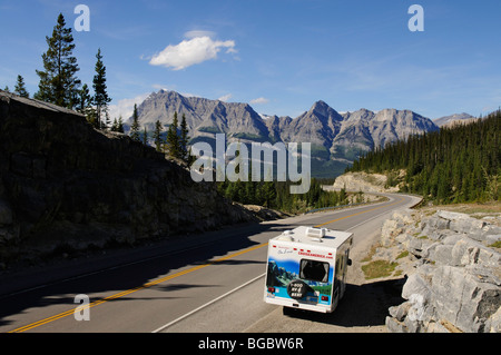 Wohnmobil, Trans Canada Highway, Schlossberg, Alberta, Kanada Stockfoto