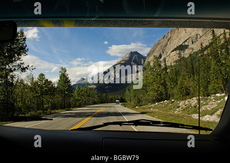 Wohnmobil, Trans Canada Highway, Schlossberg, Alberta, Kanada Stockfoto