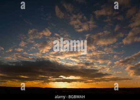 Einen Titchwell Sonnenuntergang an Englands Küste von North Norfolk Stockfoto