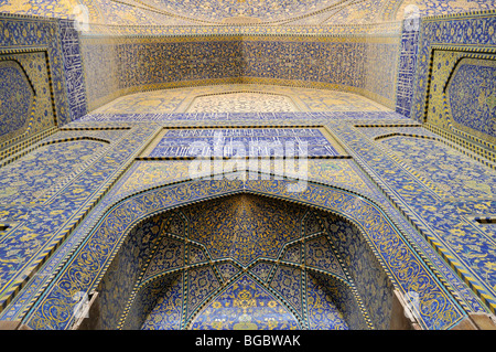 Bunte Fayence Fliesen im zentralen Gebet Hall von Shah oder Imam, Emam Moschee am Meidan-e Emam, Naqsh-e Jahan, Imam-Platz, UN Stockfoto