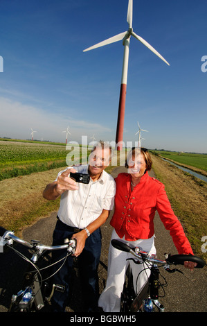 Radfahrer vor Windturbinen, Sexbierum, Friesland, Holland, Niederlande, Europa Stockfoto