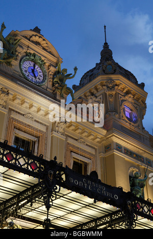 Uhr und der Turm über dem Eingang des Casino Monte Carlo, Fürstentum Monaco, Europa Stockfoto