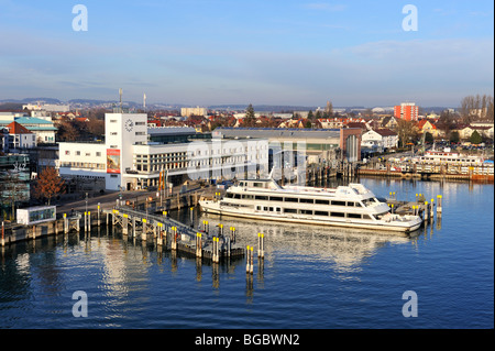 Blick auf das Graf-Zeppelin-Museum und die Docks der Flotte Bodensee Schifffahrtsbetriebe am Bodensee in Friedrichshafen, B Stockfoto