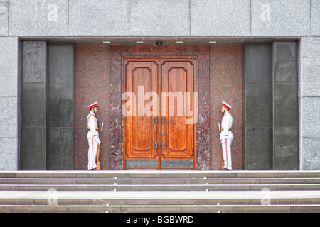 Zwei vietnamesische Soldaten am Eingang von der Ho-Chi-Minh-Mausoleum in Hanoi, Vietnam, Südostasien Stockfoto