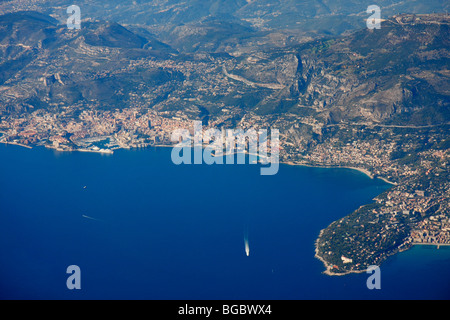 Luftaufnahme des Fürstentums von Monaco, Roquebrune Cap Martin auf der linken Seite, Beausoleil, gleich hinter Monaco, La Turbie Mitte Stockfoto