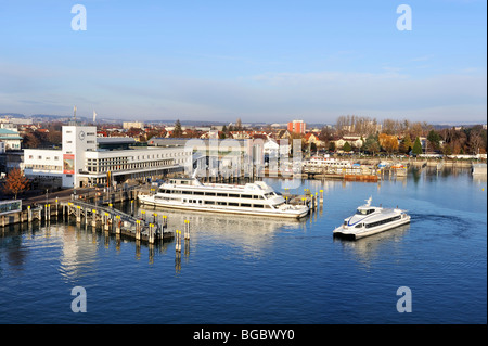 Blick auf das Graf-Zeppelin-Museum und die Docks der Flotte Bodensee Schifffahrtsbetriebe am Bodensee in Friedrichshafen, B Stockfoto