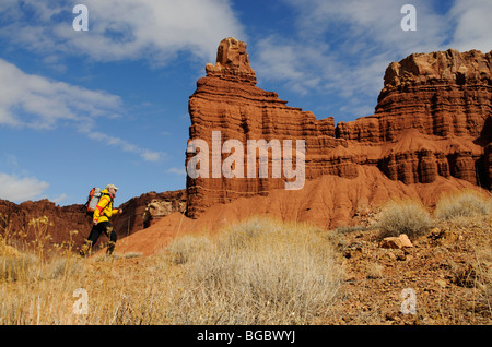 Wanderer, Chimney Rock, Capitol Reef National Park, Utah, USA Stockfoto