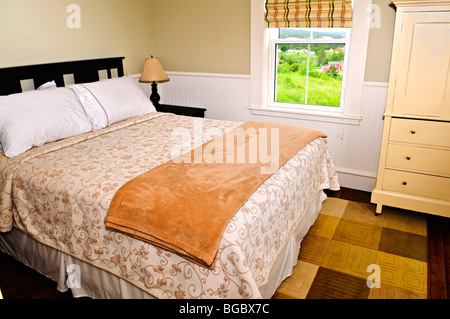 Schlafzimmer Innenraum mit bequemen Queensize-Bett mit Blick Stockfoto