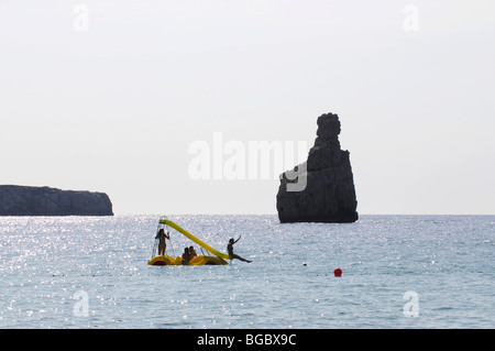 Wasserrutsche, Cala Benirras, Hafen von San Miguel, Ibiza, Kiefer-Inseln, Balearen, Spanien, Europa Stockfoto