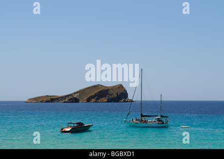 Boote, Cala Conta, Ibiza, Kiefer-Inseln, Balearen, Spanien, Europa Stockfoto