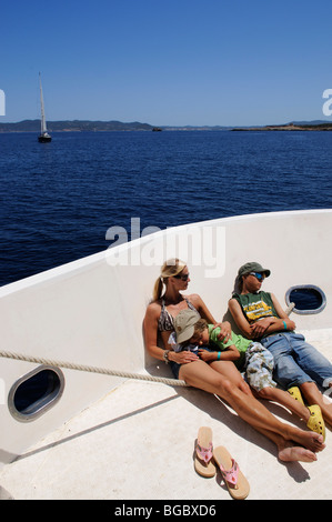 Touristen auf einem Ausflugsboot, Bootsfahrt, Cala Codolar, Ibiza, Pityusen, Balearen, Spanien, Europa Stockfoto