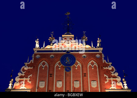 Fassade des Hauses die Mitesser in der Nacht in Riga, Lettland Stockfoto