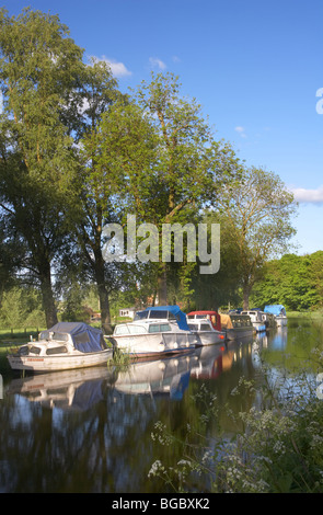 Boote auf dem Chelmer & Blackwater Kanal in der Nähe von Hacke Mühle Schloss, Essex. Stockfoto