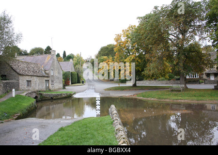 Ein Ford im Dorf Shilton in Oxfordshire. Stockfoto