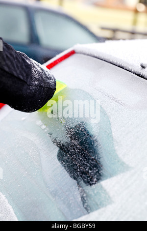 Mann, die Schaben Eis von frostigen Autofenster Stockfoto