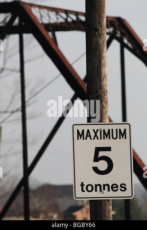 Maximallast Schild am Eingang der Fachwerkbrücke Stockfoto