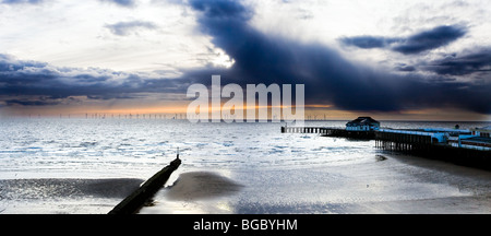 EINE PANORAMA-SZENE IN CLACTON ON SEA. DIE ANSICHT DES WINDPARKS AM HORIZONT MIT STIMMUNGSVOLLER HIMMEL Stockfoto