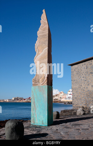 Ein Obelisk hergestellt aus geschnittenen vulkanischen Felsen an der Küste von El Medano auf Teneriffa-Kanarische Inseln-Spanien Stockfoto