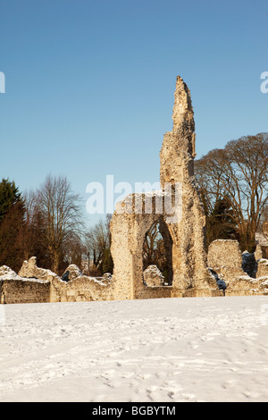 Arch des Cluniazensischen Priorei Ruinen bei Thetford Norfolk England Großbritannien im Winter schnee Stockfoto