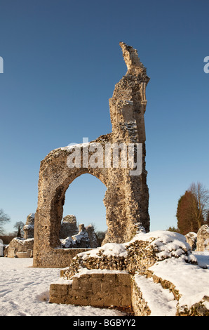 Arch des Cluniazensischen Priorei Ruinen bei Thetford Norfolk England Großbritannien im Winter schnee Stockfoto