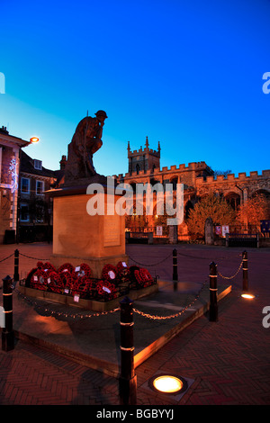 Soldat Figur Kriegerdenkmal alle Heiligen Kirche Huntingdon Marktplatz Fenland Cambridgeshire England Stockfoto