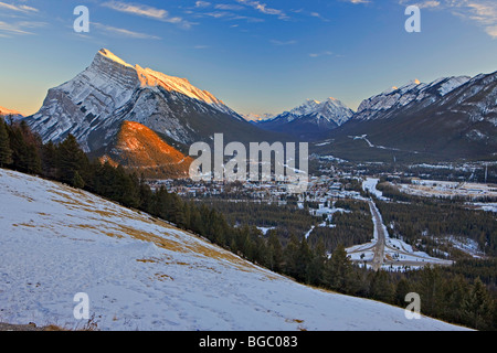Stadt von Banff aus Norquay Wiese auf Mount Norquay Weg betrachtet, im Winter nach Schnee fallen mit Mount Rundle (2949 m/9 Stockfoto