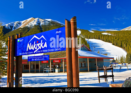 Melden Sie am Eingang zur Talstation des Skigebiets Nakiska im Winter an den Hängen des Mount Allan (2789 m/9150 Füße Stockfoto