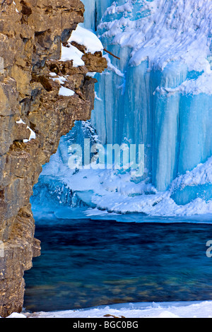 Eis-Formationen an der Basis der oberen Wasserfälle entlang des Baches Johnston im Winter, Johnston Canyon, Banff Nationalpark, Cana Stockfoto