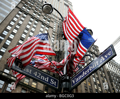 Stars And Stripes Flaggen an der Ecke East 42nd Street und Vanderbilt Avenue Manhattan New York USA - Foto von Simon Dack Stockfoto